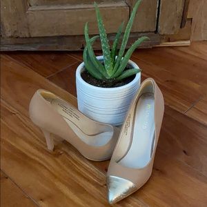 Restricted tan heels with gold tip